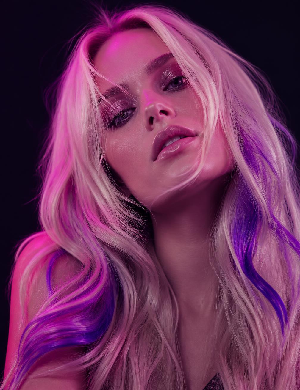 Cabello rubio con mechones violeta